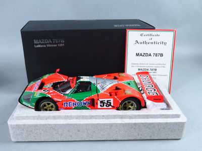 une image représentant une voiture de course rouge et verte dans une boîte