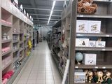 de nombreuses étagères du magasin sur lesquelles sont disposés des animaux en peluche