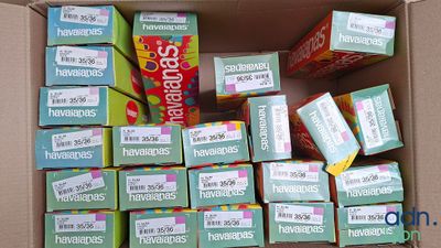 une boîte remplie de bonbons de toutes sortes