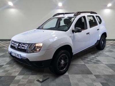 une photo d'une dacia blanche garée dans une pièce