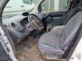 une voiture sale qui est garée dans la boue