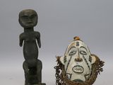 deux figurines assises l'une à côté de l'autre sur une table