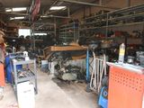 un garage rempli d'objets