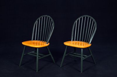 deux chaises noires et orange sur fond noir