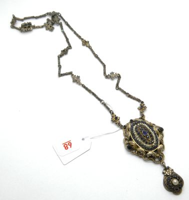 gros plan d'un collier sur une surface blanche avec une étiquette de prix