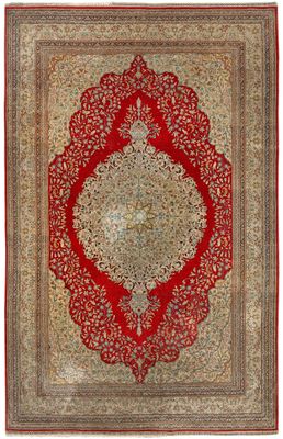 un tapis rouge et beige orné d'un motif en médaillon