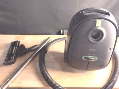 un aspirateur posé sur une table à côté d'un outil