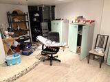 une photo d'une chambre en désordre avec un bureau et une chaise