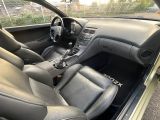 l'intérieur d'une voiture avec un volant et un tableau de bord
