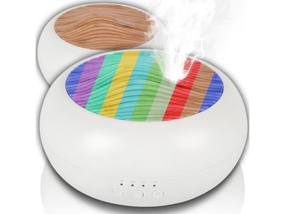 un gros plan d'un humidificateur orné d'un motif à rayures arc-en-ciel