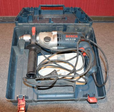 une boîte à outils contenant une perceuse filaire et d'autres outils