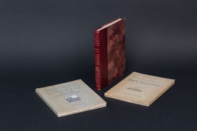 trois livres posés les uns à côté des autres sur une table noire