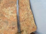 un couteau posé sur la table, à côté d'un bol de fruits