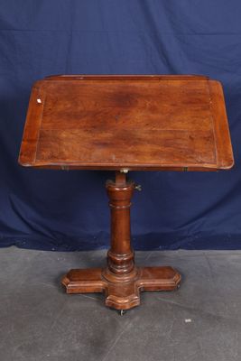 une vieille table en bois avec un plateau en bois sur fond bleu