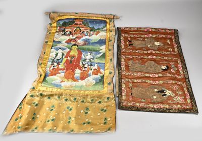 deux morceaux de tissu posés sur une table sur laquelle se trouve un tableau