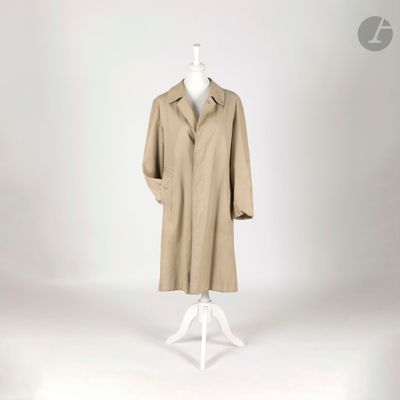 une photo d'un manteau beige posé sur un présentoir à mannequin