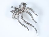 une image représentant une broche en forme d'araignée en diamant sur fond blanc