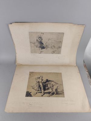un vieux livre ouvert sur deux photos représentant un homme et une femme
