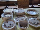 beaucoup d'assiettes et de bols sur la table