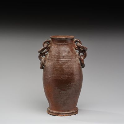 l'image d'un vase brun posé sur une table