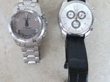 deux montres assises l'une à côté de l'autre sur une table