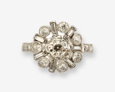 une bague ancienne à grappes de diamants