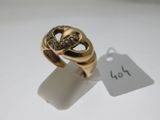 une image représentant une bague en or sertie de diamants noirs