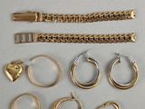 beaucoup de bagues et de bracelets en or posés sur une table