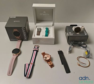 une boîte contenant une montre, une montre, un bracelet, une montre, une montre, une montre, une montre, une montre et une montre