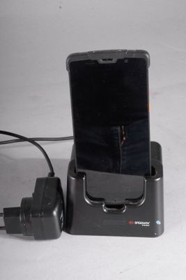un téléphone portable et un chargeur posés sur une table