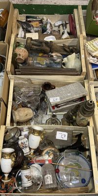 Des cartons contenant des articles variés sont empilés sur une table