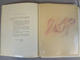 un livre ouvert sur lequel figure le dessin d'une femme nue allongée sur le ventre
