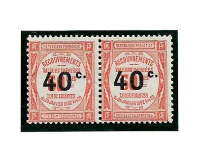 deux timbres portant la mention « 40 cents » et « 40 cents »