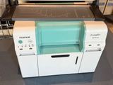 une machine posée sur un tapis dans une pièce