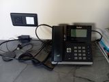 un téléphone posé sur une table près d'un mur