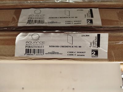 trois paquets de papier toilette sont empilés les uns sur les autres