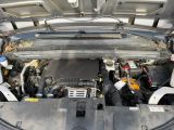 le moteur d'une voiture, capot ouvert et capot fermé