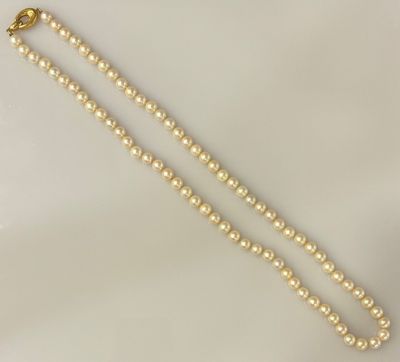COLLIER de perles, fermoir moderniste en or jaune 18K (750 m…