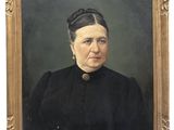 un vieux tableau représentant une femme en robe noire, dans un cadre doré