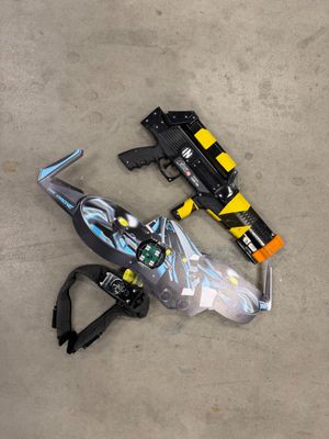 un pistolet jouet et un autre pistolet jouet posés par terre