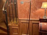 une lampe allumée dans un coin de la pièce