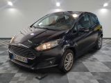 une photo d'une ford fiesta noire garée sur un sol en damier
