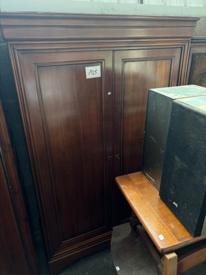 un téléviseur posé sur un banc en bois à côté d'un meuble