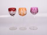 trois verres à vin posés côte à côte sur une surface blanche