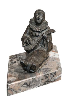 statue d'une femme tenant une guitare, posée sur un socle en marbre