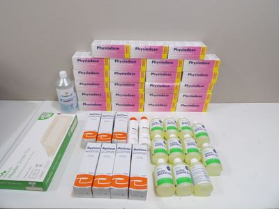 une table sur laquelle sont posés de nombreux médicaments et autres objets