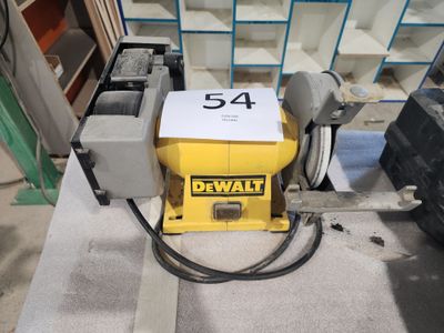 une petite machine posée sur une table