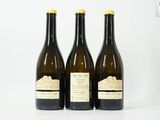 trois bouteilles de vin posées sur une table l'une à côté de l'autre