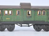un wagon vert posé sur une surface blanche