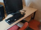 un bureau équipé d'un ordinateur et d'une imprimante